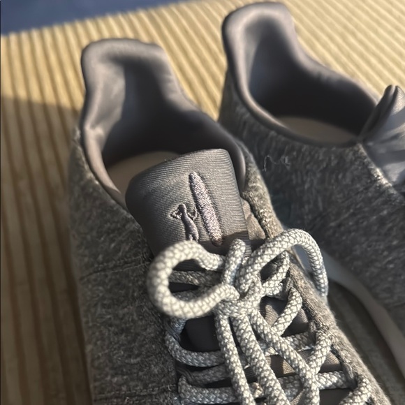 johnnie-O Gray Sneakers Sleek Minimalist Design - Picture 3 of 3